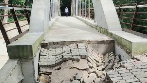 কাজ শেষ হওয়ার আগেই সেতুর সংযোগ সড়কে ধস