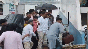 এমপিকে নিতে মাঝনদী থেকে ফিরল ফেরি
