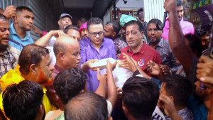 চট্টগ্রামে পানিবন্দিদের মাঝে খাবার বিতরণ করলেন এমপি নোমান
