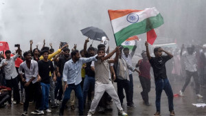 ভারতে আন্দোলন ছড়িয়েছে কয়েক রাজ্যে, চাপ বাড়াচ্ছে ককরোচ