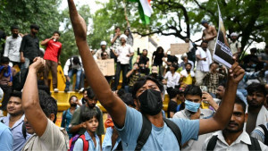দিল্লিতে রাতে বিক্ষোভকারীদের ওপর ফের লাঠিচার্জ-টিয়ার শেল