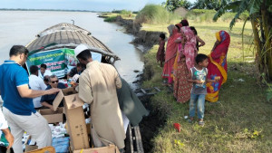 কুড়িগ্রামে ভাসমান চিকিৎসা ক্যাম্প, খাবার বিতরণ