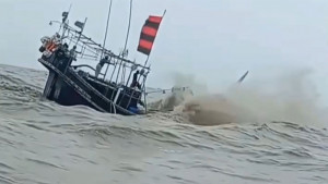 বঙ্গোপসাগরে ৩ ট্রলারডুবির ঘটনায় নিখোঁজ ১৩ জেলে