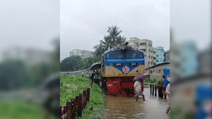 রেললাইনে পানি, চট্টগ্রামে আটকা পর্যটক এক্সপ্রেস