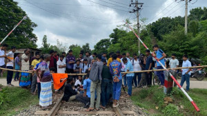 রাবি শিক্ষার্থীকে মারধরের অভিযোগে রাজশাহীতে রেললাইন অবরোধ