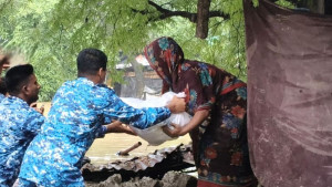 দুর্যোগে ক্ষতিগ্রস্ত ১০০ পরিবারকে কোস্ট গার্ডের ত্রাণ সহায়তা