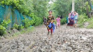 স্কুলে পৌঁছাতে কাদায় মাখামাখি, ব্যাগে বইয়ের সঙ্গে তাই বাড়তি পোশাক