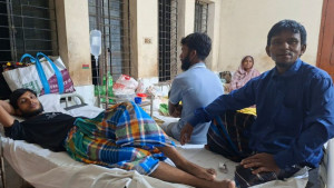 ছোবল দেওয়া সাপ নিয়ে হাসপাতালে হাজির যুবক