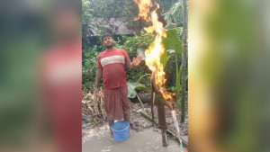 চাপ ছাড়াই পানি, টিউবওয়েলের মুখে জ্বলছে আগুন—বিস্ময় ও আতঙ্ক