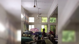 জবিতে শ্রেণিকক্ষে সিলিং ফ্যান খুলে পড়ে শিক্ষার্থী আহত