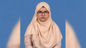 বাড়িতে বাবার নিথর দেহ, চোখে অশ্রু নিয়েই এইচএসসি পরীক্ষার হলে আয়েশা