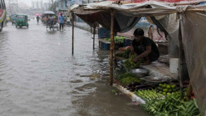 বৃষ্টিতে বিপর্যয়ে ছোট ও মাঝারি ব্যবসা