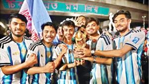 ঢাবিতে ফুটবলপ্রেমীদের বাঁধভাঙা উল্লাস