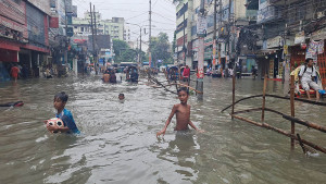 ৯ ঘণ্টায় ঢাকায় ৯৫ মিলিমিটার বৃষ্টি, সোমবার রাজধানীতে কমলেও বাড়তে পারে উত্তরাঞ্চলে