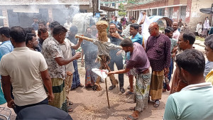 গাজী নজরুলের পদত্যাগের দাবিতে শ্যামনগরে কুশপুত্তলিকা দাহ