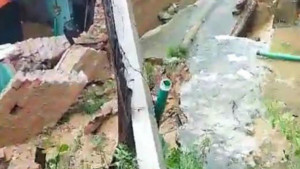পাহাড়ের মাটি পড়ে দেয়াল ধসে যুবকের মৃত্যু