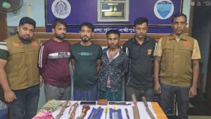 লক্ষ্মীপুরে ডাকাতির প্রস্তুতিকালে অস্ত্রসহ আটক ৪