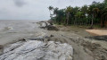 রামগতিতে বাঁধ ভেঙে লোকালয়ে ঢুকছে পানি