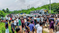 বিজিবির জব্দ পাথর ট্রাক থেকে ফেলে দিলেন শ্রমিকরা, সড়ক অবরোধ 