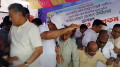 ত্রাণ দিতে গিয়েছিলেন অর্থমন্ত্রী, নেতাকর্মীদের চাপে ভেঙে পড়ল মঞ্চ