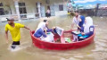 নৌকায় চড়ে কেন্দ্রে পরীক্ষার্থীরা  