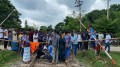 রাবি শিক্ষার্থীকে মারধরের অভিযোগে রাজশাহীতে রেললাইন অবরোধ