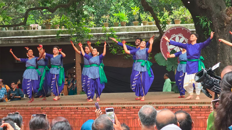 বকুলতলায় বর্ষাবন্দনার সঙ্গে মানবতার সুর