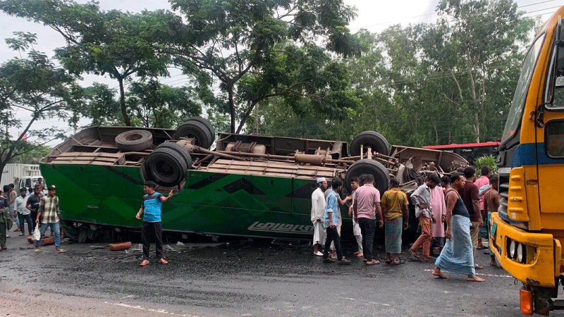 সীতাকুণ্ডে পৃথক সড়ক দুর্ঘটনায় নিহত ১, আহত ২০