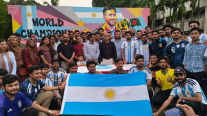 শেকৃবিতে মেসির জন্মদিনে গ্রাফিতি উন্মোচন, কেক কেটে উদযাপন