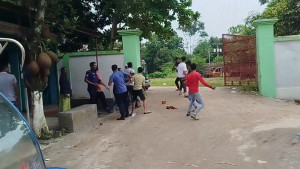 থানার সামনেই বাদীকে পেটাল প্রতিপক্ষ