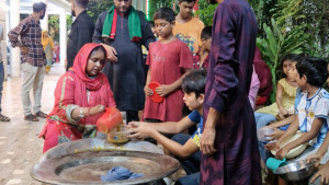 মহররম উপলক্ষে আইভীর বাড়িতে নেওয়াজ বিতরণ