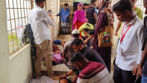 পোশাক কারখানায় পানি পান করে শতাধিক শ্রমিক অসুস্থ
