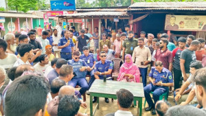 বড়াইগ্রামে মাইকে ঘোষণা দিয়ে সংঘর্ষ, আহত ১৬