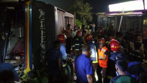 চোখে ঘুম নিয়ে গাড়ি চালাচ্ছিল চালক, বাস উল্টে নিহত ১, আহত ১৫