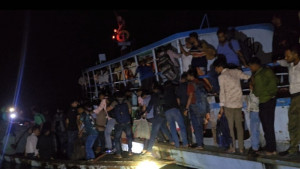 পদ্মার চরে আটকা পড়ল লঞ্চ, ৮৫ যাত্রীকে উদ্ধার