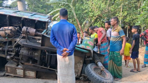 বাগেরহাটে নছিমন উল্টে যুবক নিহত
