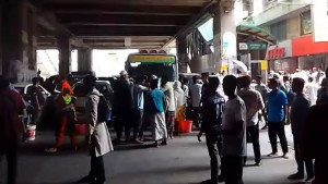 মিরপুরে পানির তীব্র সংকট, সড়ক অবরোধ
