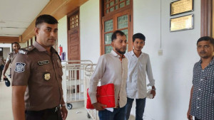 রায়ের কপি ও ডেথ রেফারেন্স লাল কাপড়ে মুড়িয়ে হাইকোর্টে
