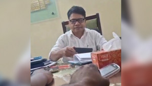 ক্যালকুলেটরে হিসাব করে ‘কমিশনের নামে ঘুষ’ চাইলেন সরকারি কর্মকর্তা, ভিডিও ভাইরাল