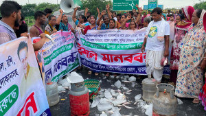 চাঁদাবাজির প্রতিবাদে সড়কে মাছ-বরফ-সিলিন্ডার ফেলে বিক্ষোভ