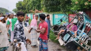 ট্রাকচাপায় অটোরিকশার ২ যাত্রী নিহত, আহত ৫