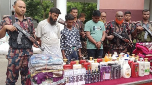 জব্দ পণ্য পাচারের অভিযোগে রাজস্ব কর্মকর্তাসহ আটক ৩, বহিষ্কার ৫