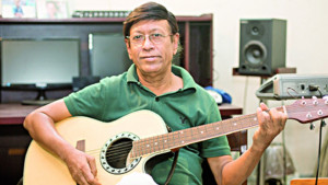 জন্মদিনে এলো লাকী আখান্দের গান