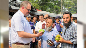 রাজশাহীর আম, কালাই রুটি ও হাঁসের মাংস খেলেন মার্কিন রাষ্ট্রদূত, বললেন দারুণ মজা