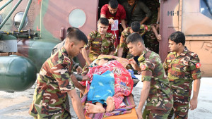 বম সম্প্রদায়ের অসুস্থ নারীকে সেনাবাহিনীর হেলিকপ্টারে উদ্ধার