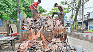 চট্টগ্রামে সড়কের ওপর  চামড়া, ছড়াচ্ছে দুর্গন্ধ