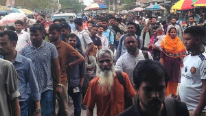 কর্মস্থলে ফেরা যাত্রীদের দুর্ভোগ, বাসে দ্বিগুণ ভাড়া আদায়