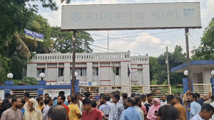 আসামির মুক্তির দাবিতে থানা  আদালত চত্বরে বিক্ষোভ