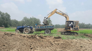 বিরানভূমিতে পরিণত হচ্ছে কৃষিজমি