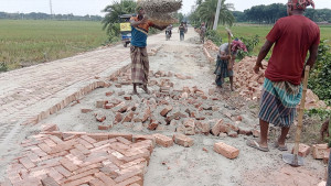 পাকা সড়ক খুঁড়ে ইটের সলিং